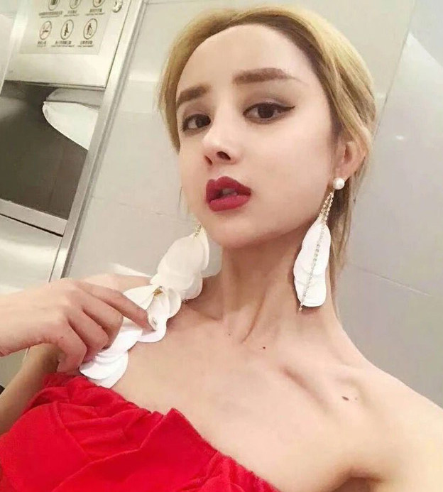 大美花瓣_蜜豆 miki同款欧美夸张钻链不对称布艺花瓣大耳环耳钉miki哥