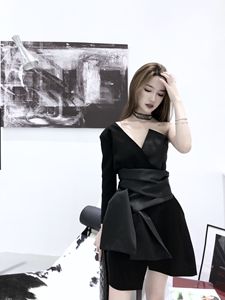 CHICYOU 黑色设计感半露肩女神气场大腰带装饰显瘦收腰气质连衣裙