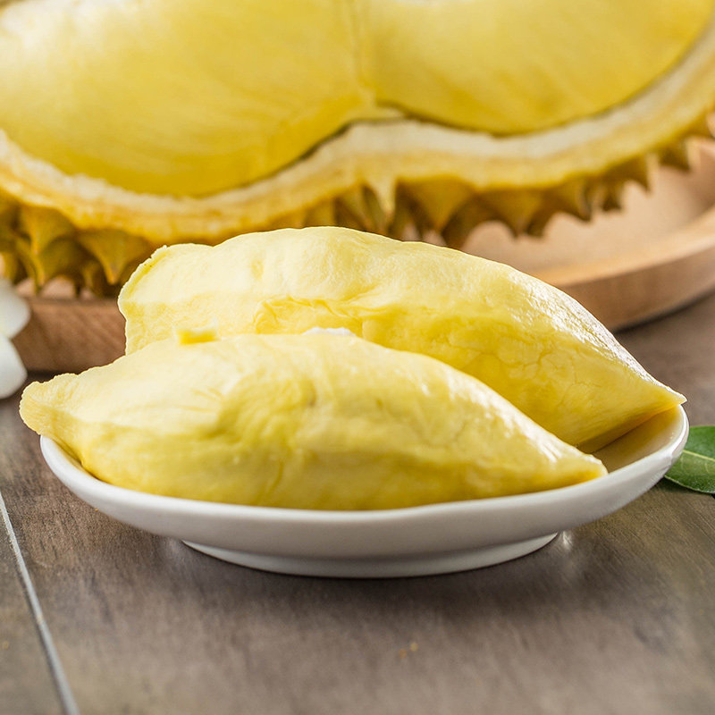 榴莲如果打算马上吃就挑颜色偏黄的,黄色越深越成熟,但是不能买开裂口