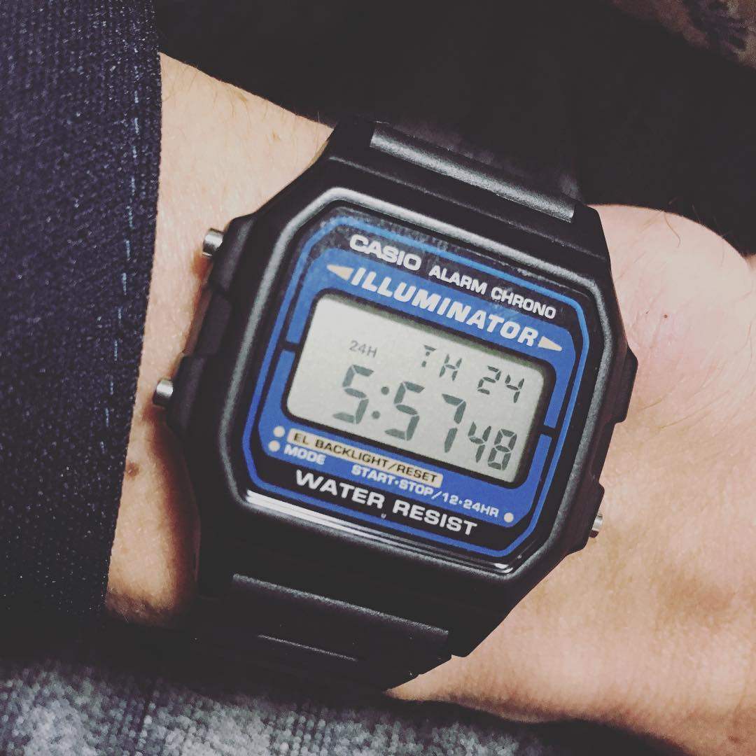 热销dw情侣手表一对 女款_【便宜又好戴】日版卡西欧casio f-105w塑胶