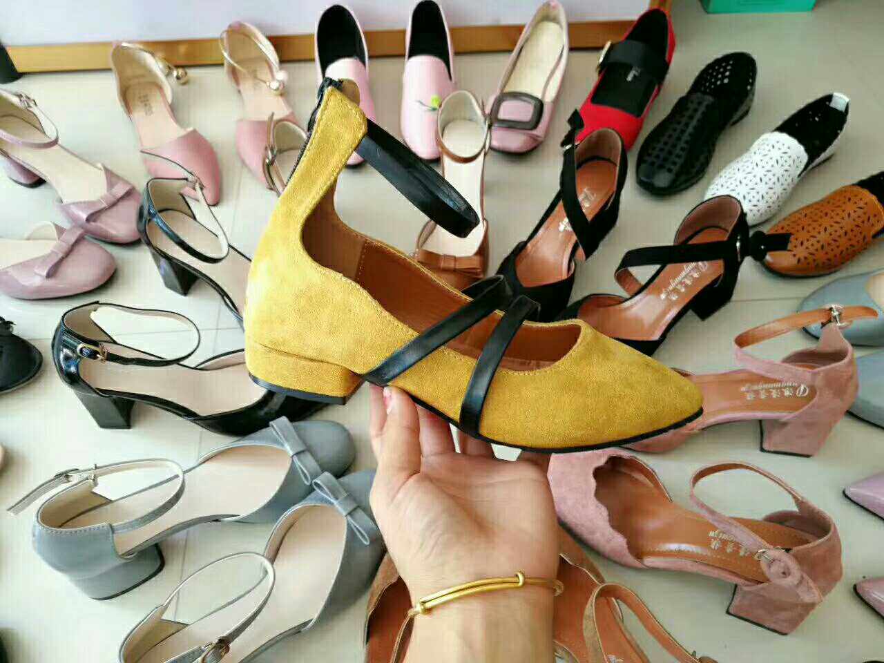 2017秋季爆款女时装鞋库存地摊批发市场厂家直销低价清仓处理包邮