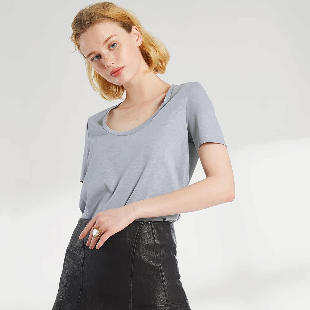 u型领领口较低但是并不暴露,多了芭蕾舞者般的优雅气质.