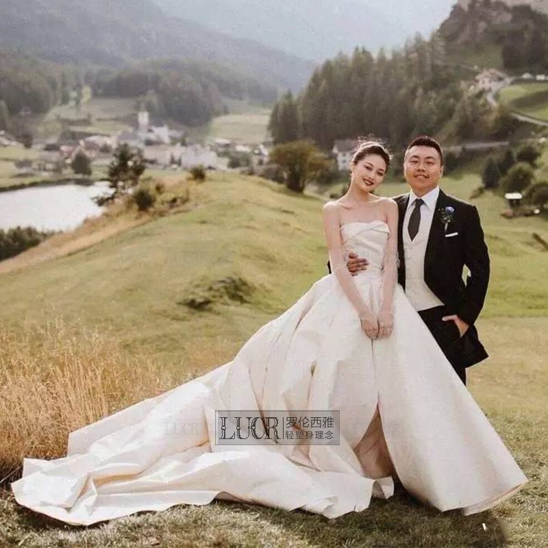 缎面婚纱拖尾_晚晚明星抖音同款绸缎面婚纱抹胸大拖尾修身显瘦复古