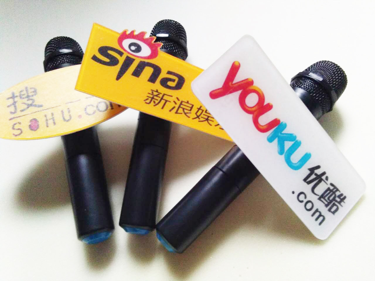 采访麦牌_异形台标 亚克力夹子麦牌 无线麦标 新闻采访话筒标 娱乐