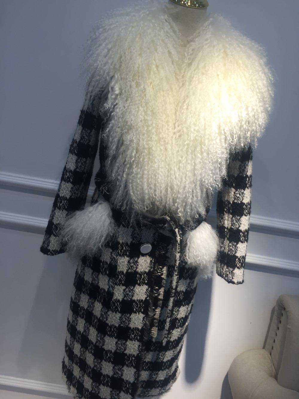 白色羊羔毛外套女冬_诺诺2018新款白色大毛领羊羔毛羊绒大衣女冬装中