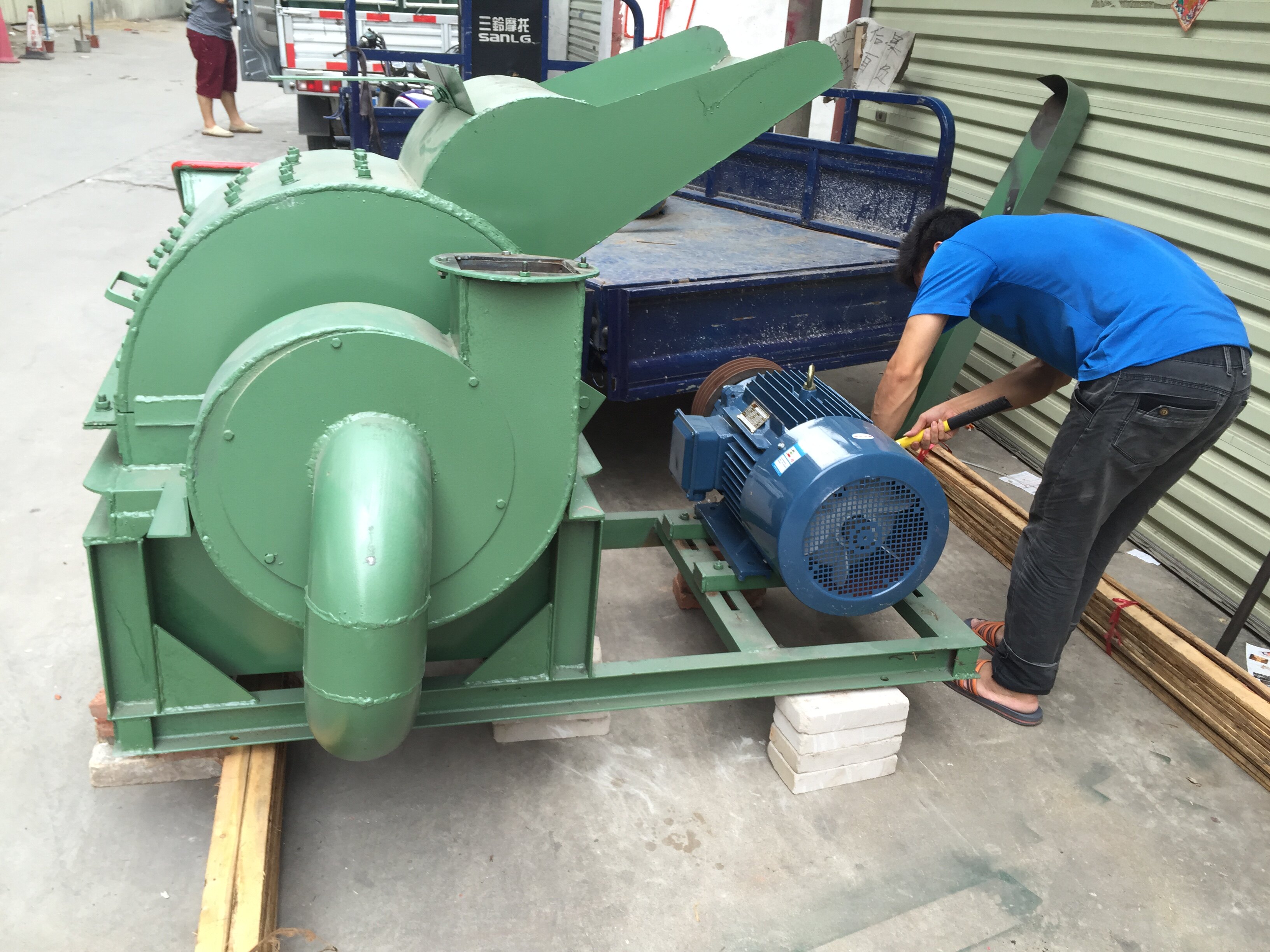 打锯末木糠粉碎机树皮杂木树枝粉碎机树木木糠机器木料锯末木屑机