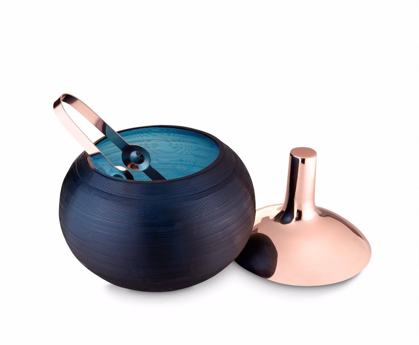 去购买 同样是汤姆大叔的设计,这次用手工玻璃做成一个球形的冰桶