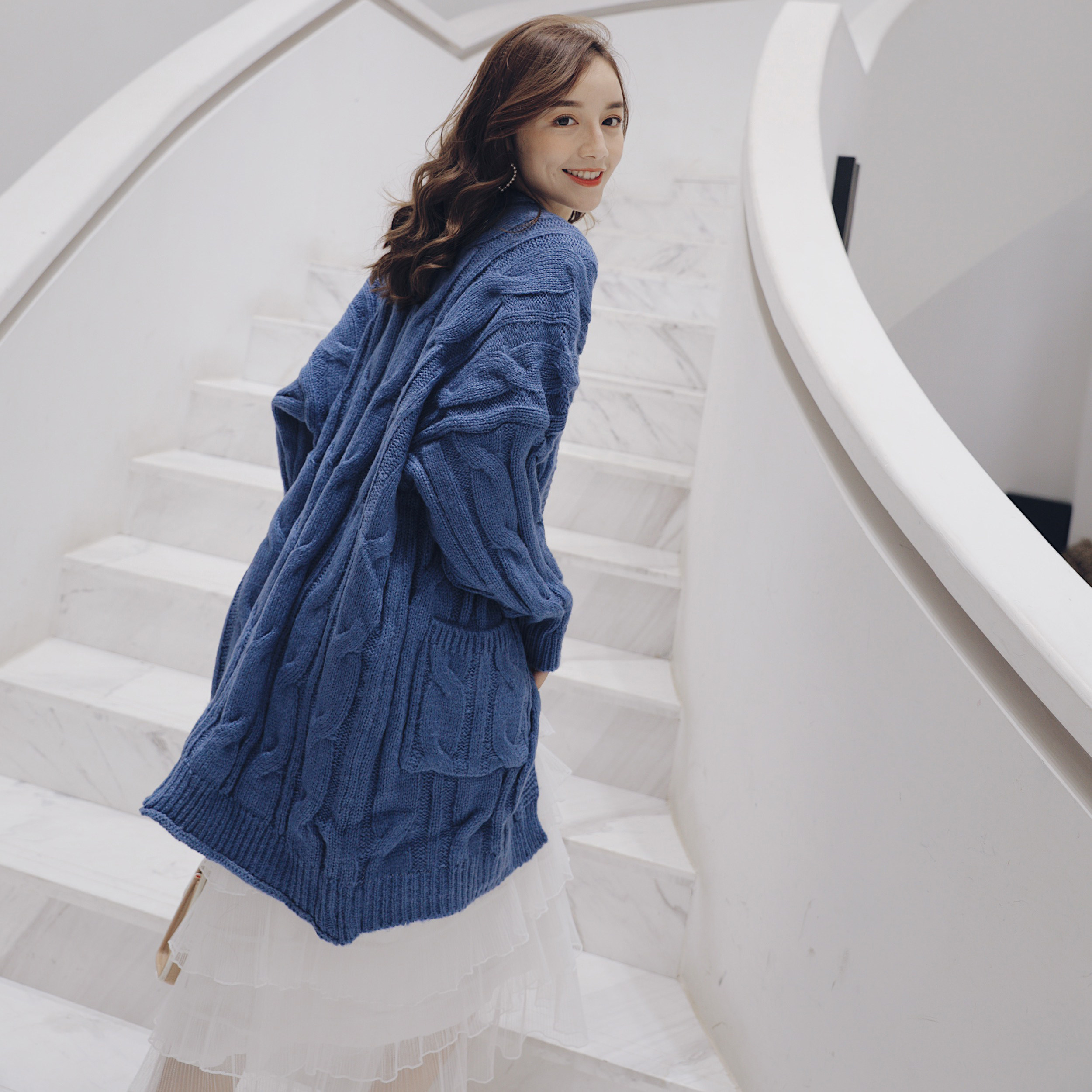 蓝色白领毛衣女