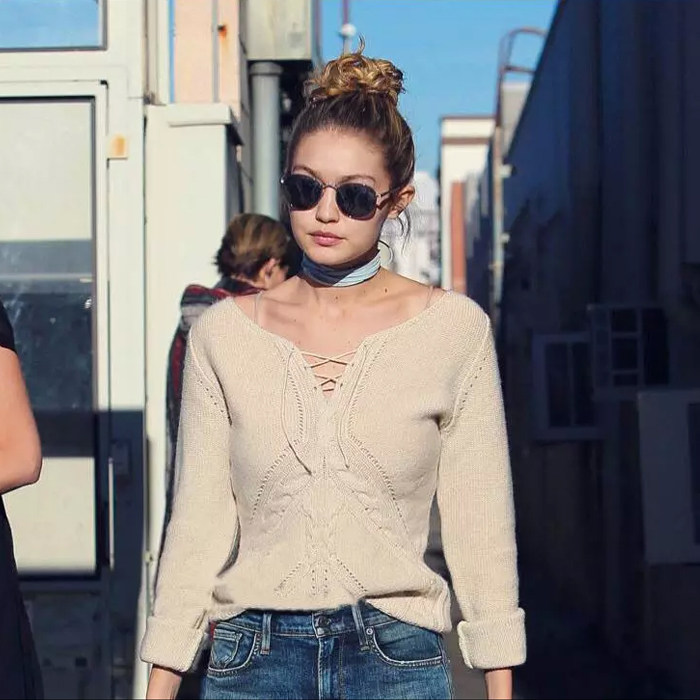 露肩绑带毛衣_欧美gigi hadid明星同款露肩绑带v领针织衫宽松长袖毛衣