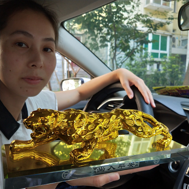 金钱豹汽车摆件