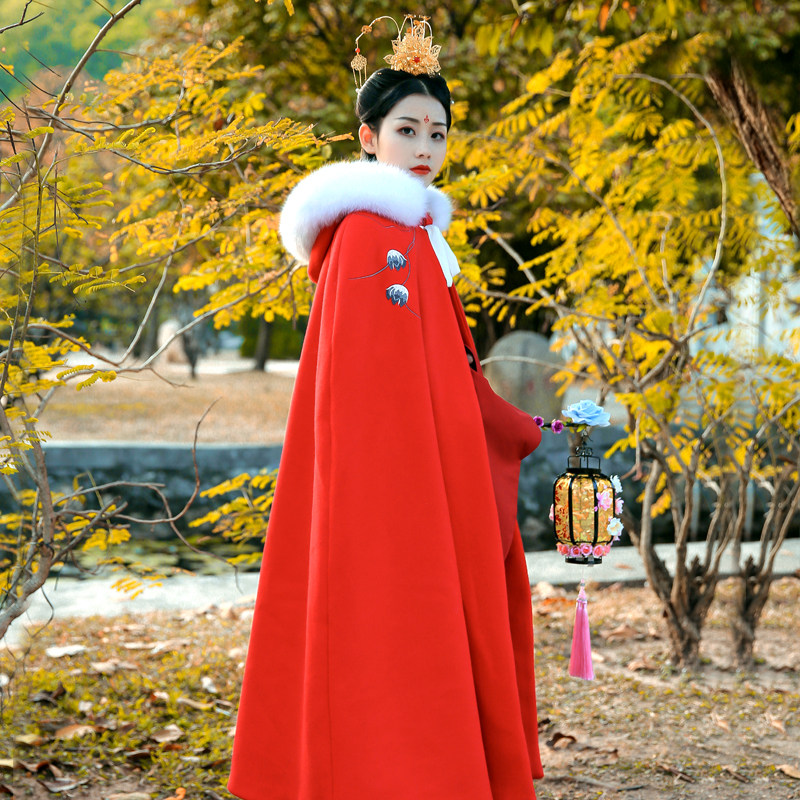 子爵秋色-原创日常汉服女加绒绣花红色连帽长斗篷披风冬 踏云鹿梢