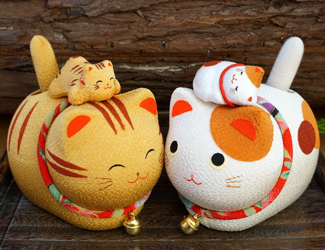 一折太阳能招财猫_日本汽车摆饰 布艺太阳能汽车摆件 摇尾巴 亲子招财