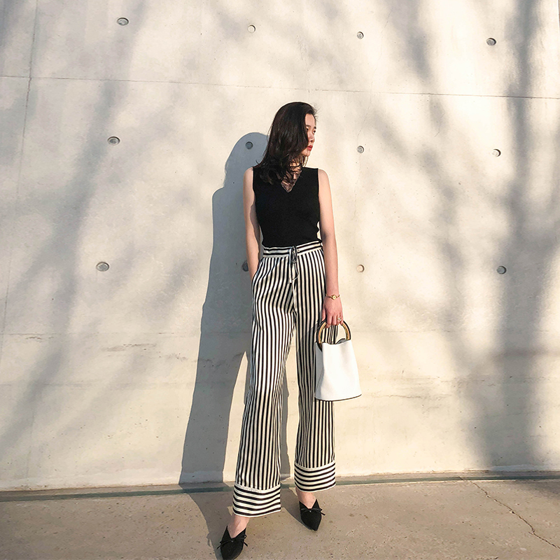   黑白竖条纹休闲裤