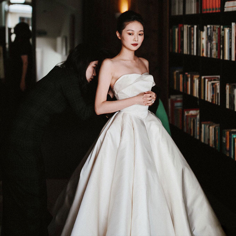热销缎面婚纱2017新款_晚晚同款婚纱2017新款时尚简约缎面长拖尾婚纱
