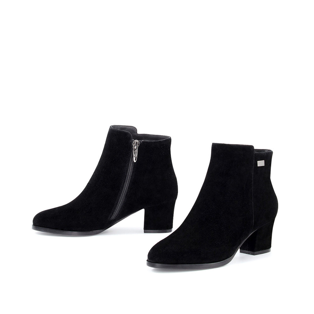 哈森 冬季圆头粗跟女鞋羊皮绒侧拉鍊通勤女靴 低跟短