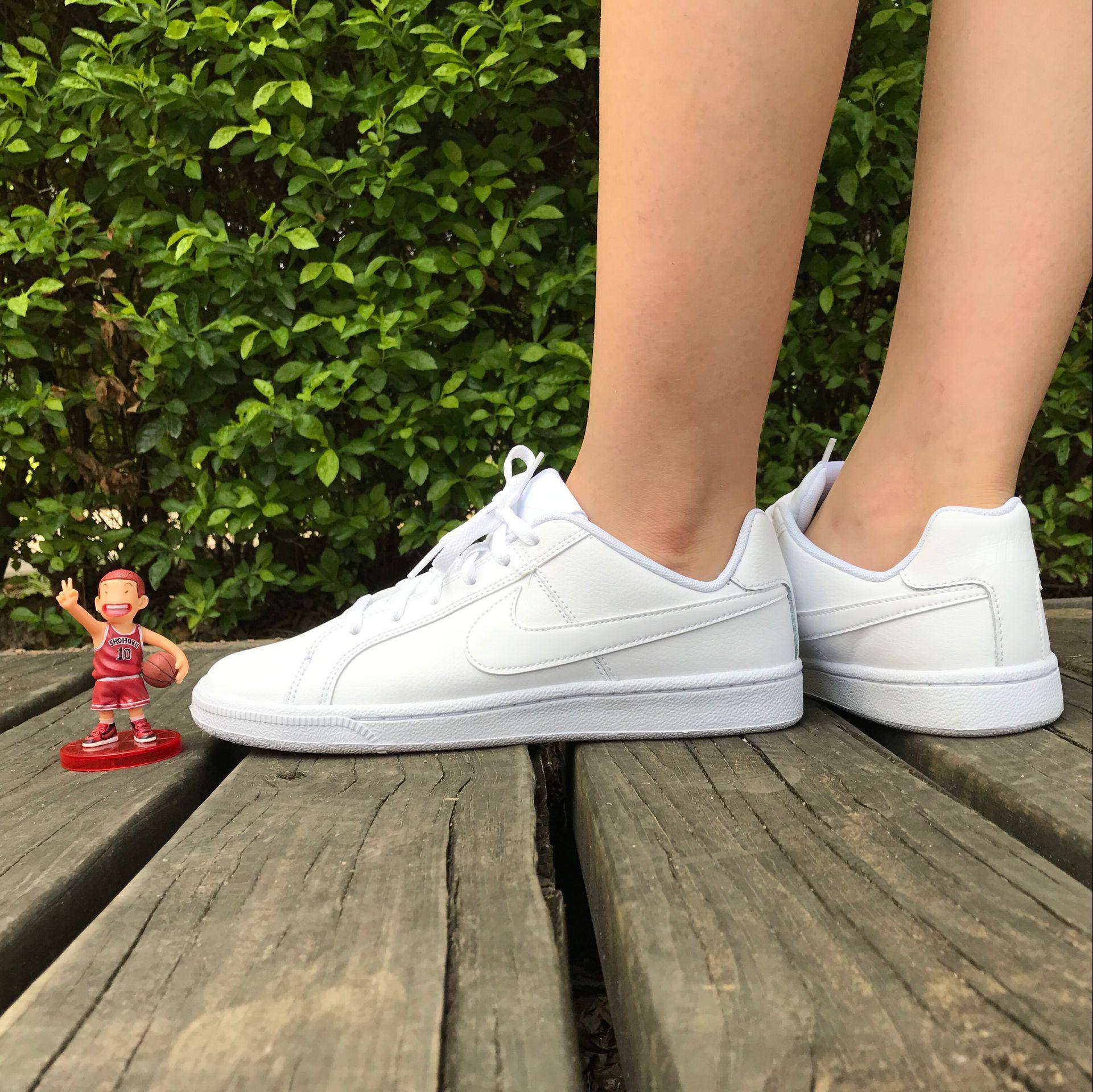 耐克纯白板鞋