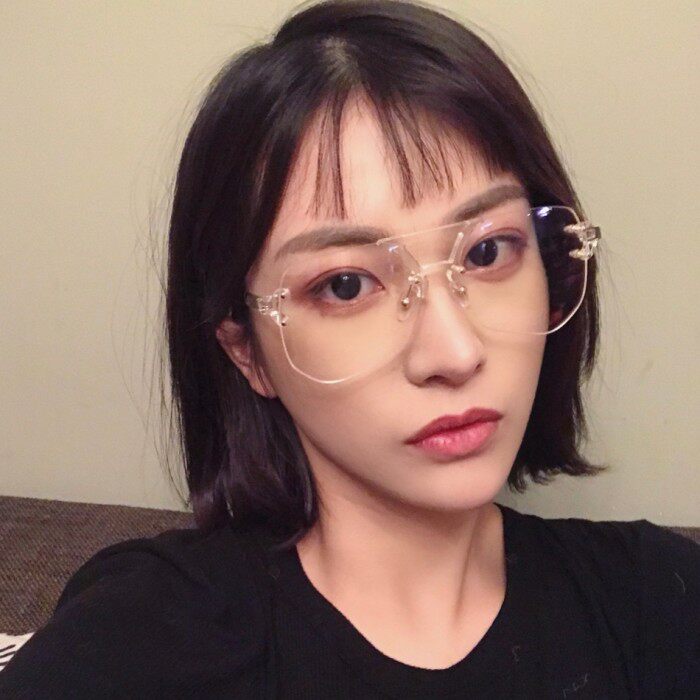 无框眼镜女 大脸