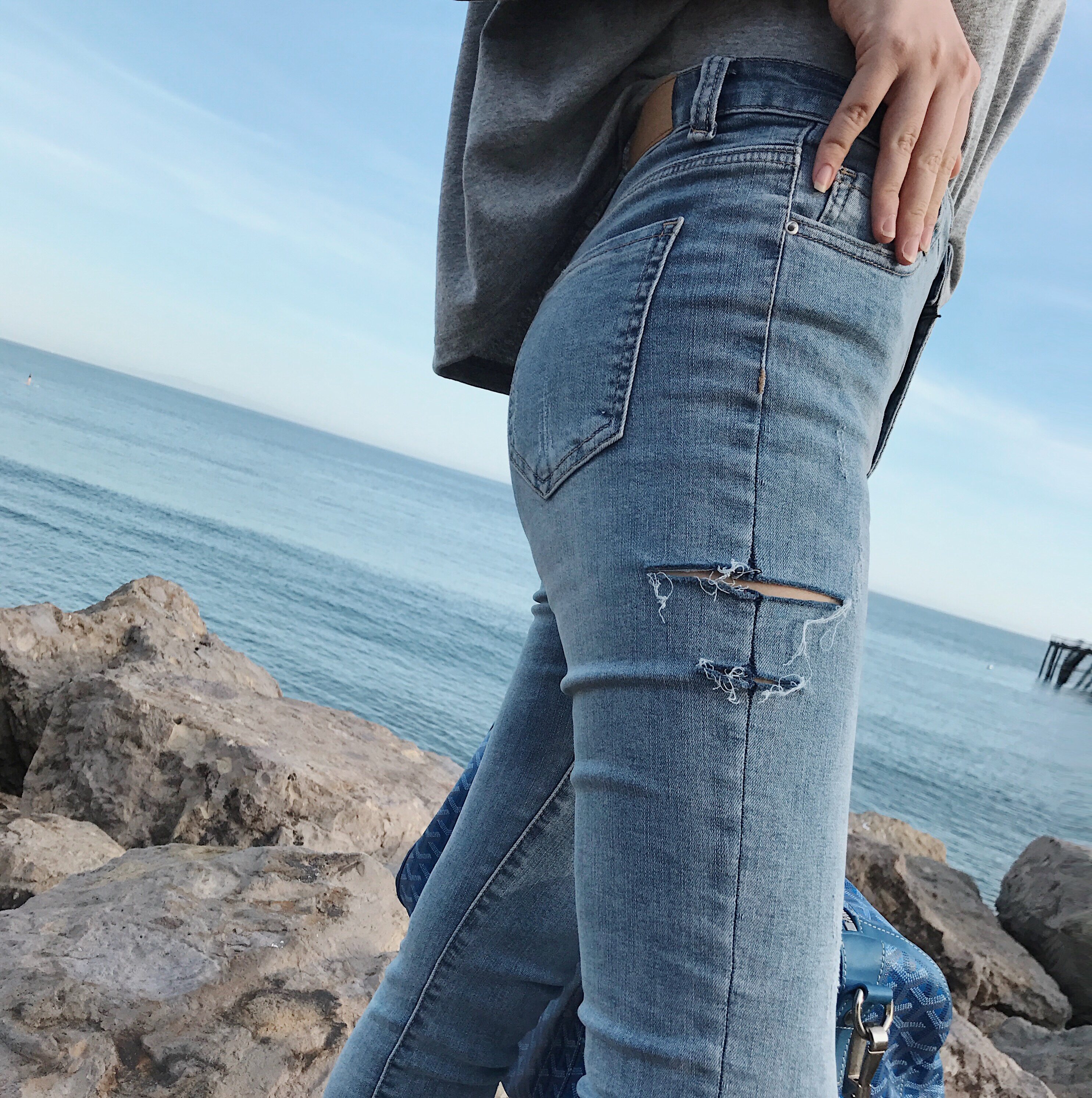 修身的紧身牛仔裤,轻松穿出别具一格的美