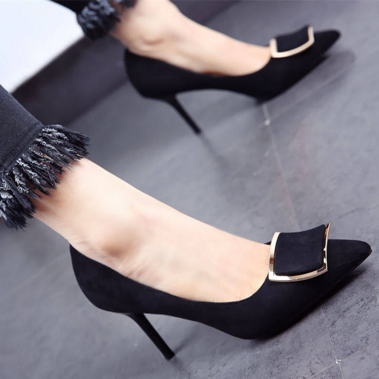 美女 肯定都有一双细跟尖头的高跟鞋