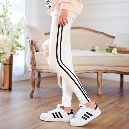 宽松版型的套头卫衣,柔和的色调,趣味对话框字