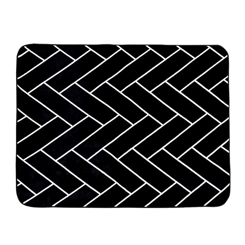 去购买 黑白菱格是北欧地毯中比较常见的图样了,如果你家又恰巧是北欧