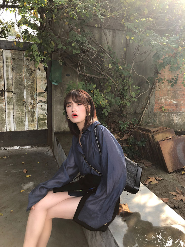 热销衬衣女冬宽松_阿水天丝微透水墨蓝色慵懒衬衫女秋冬宽松打底衬衣