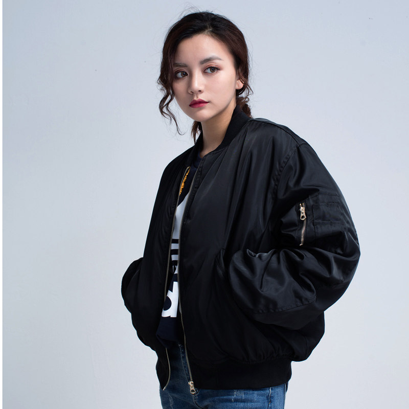 飞行服夹克怎样与裙装搭配