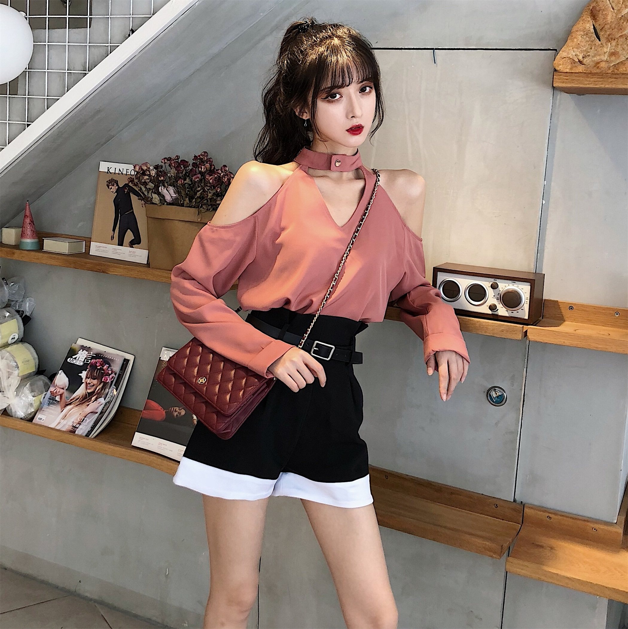 时尚套装韩版v领小心机长袖露肩衬衣 高腰撞色阔腿裤短裤女潮优惠券