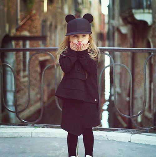 黑色休闲小套装,配上萌萌哒米奇小帽子,真是充满童趣可爱呢!