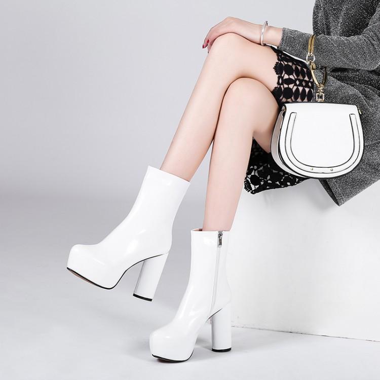 白色粗跟短靴 超高跟