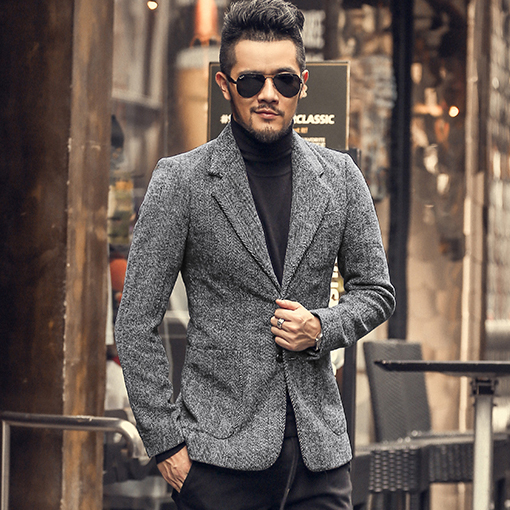 t恤的选择,夏天短袖,春秋可以长袖,颜色和西装外套相调和.