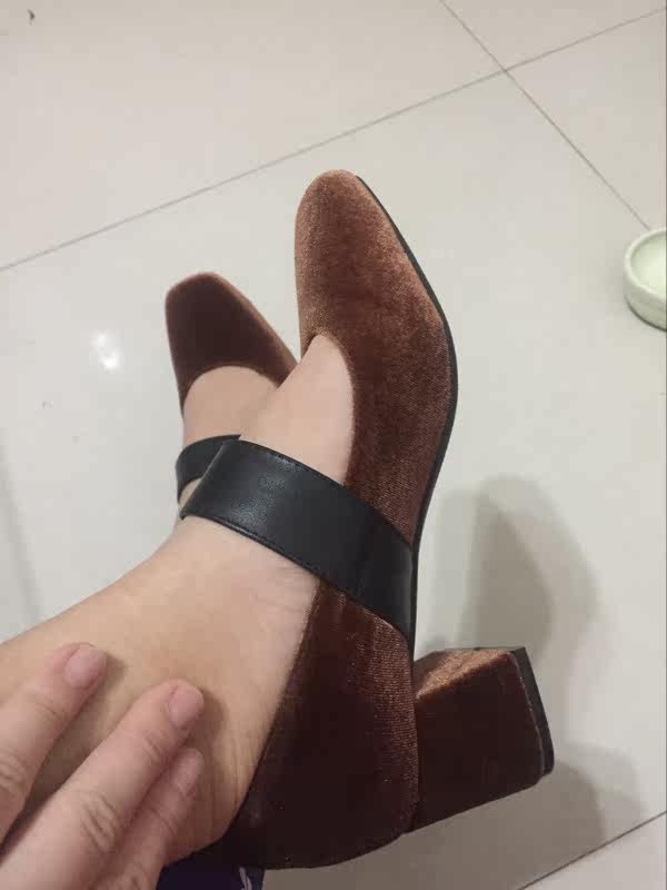 磨毛面料的 颜色也耐脏 脚背较比较低 穿袜子的话有点勒脚 鞋跟还算