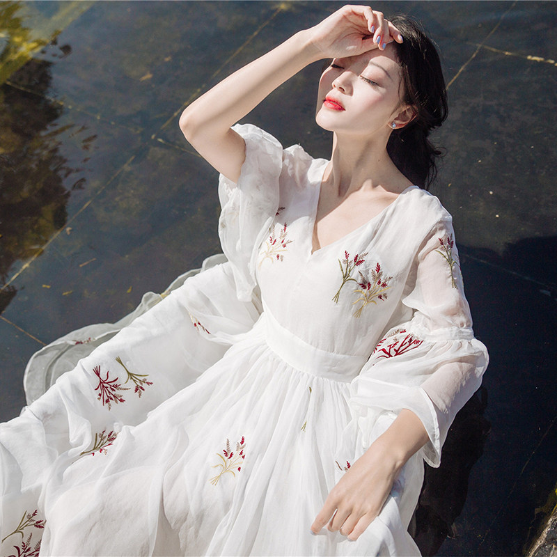 白色连衣裙长裙_宫廷文艺复古v领收腰雪纺刺绣连衣裙修身大摆仙女飘逸