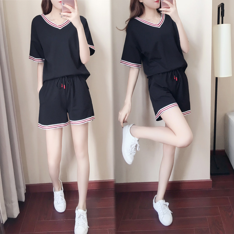 舒适的短裤运动套装 穿出潮范儿