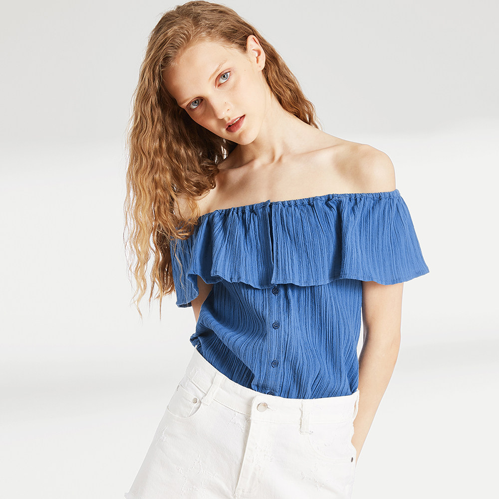 蓝色荷叶边一字领露肩上衣