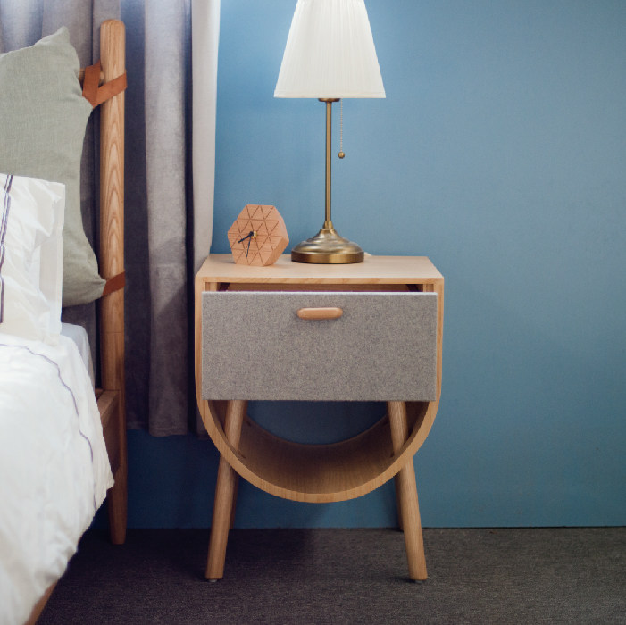 有所个性镂空床头柜