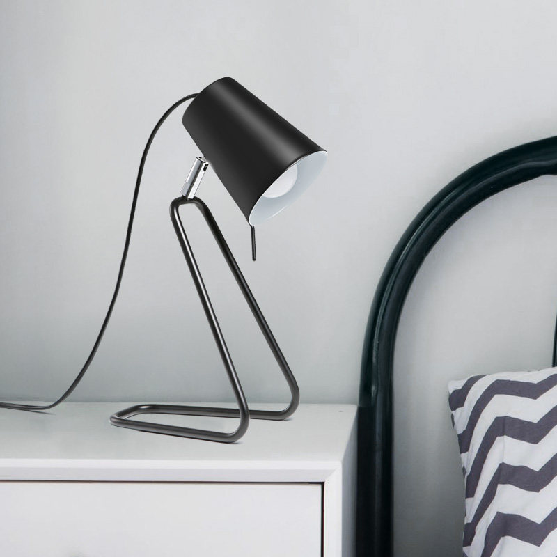 北欧创意个性铁艺台灯简约现代卧室保视力护眼书桌床头学习阅读灯