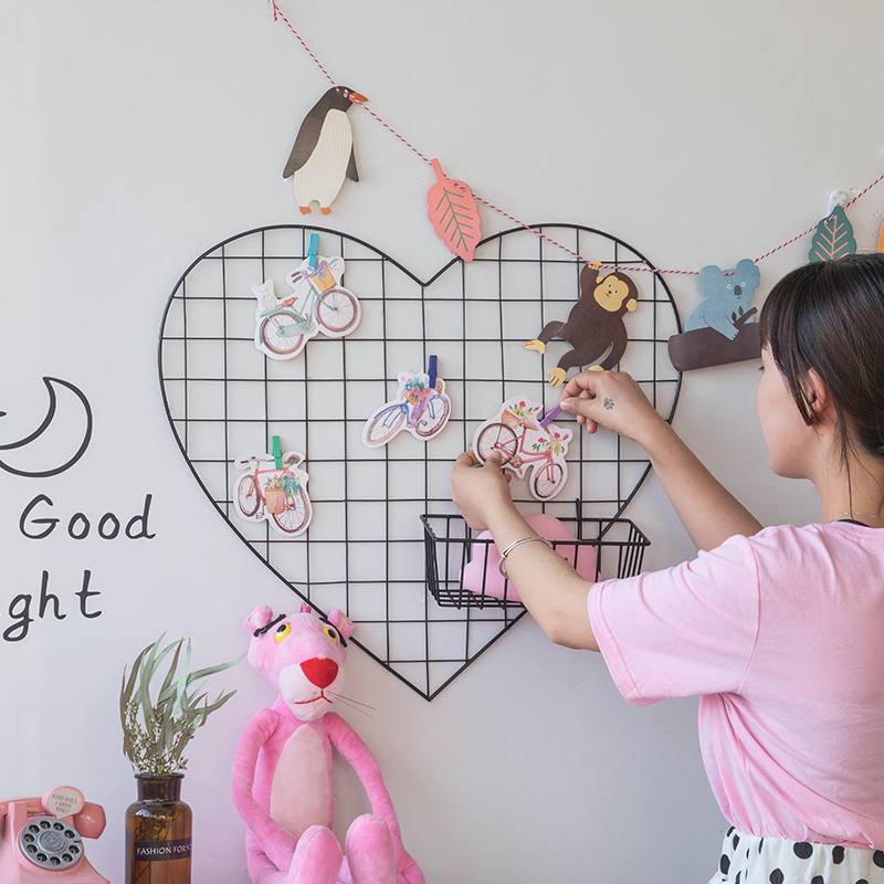 房间装饰_铁艺网格照片墙装饰心形少女ins房间宿舍挂置物架麻绳夹子
