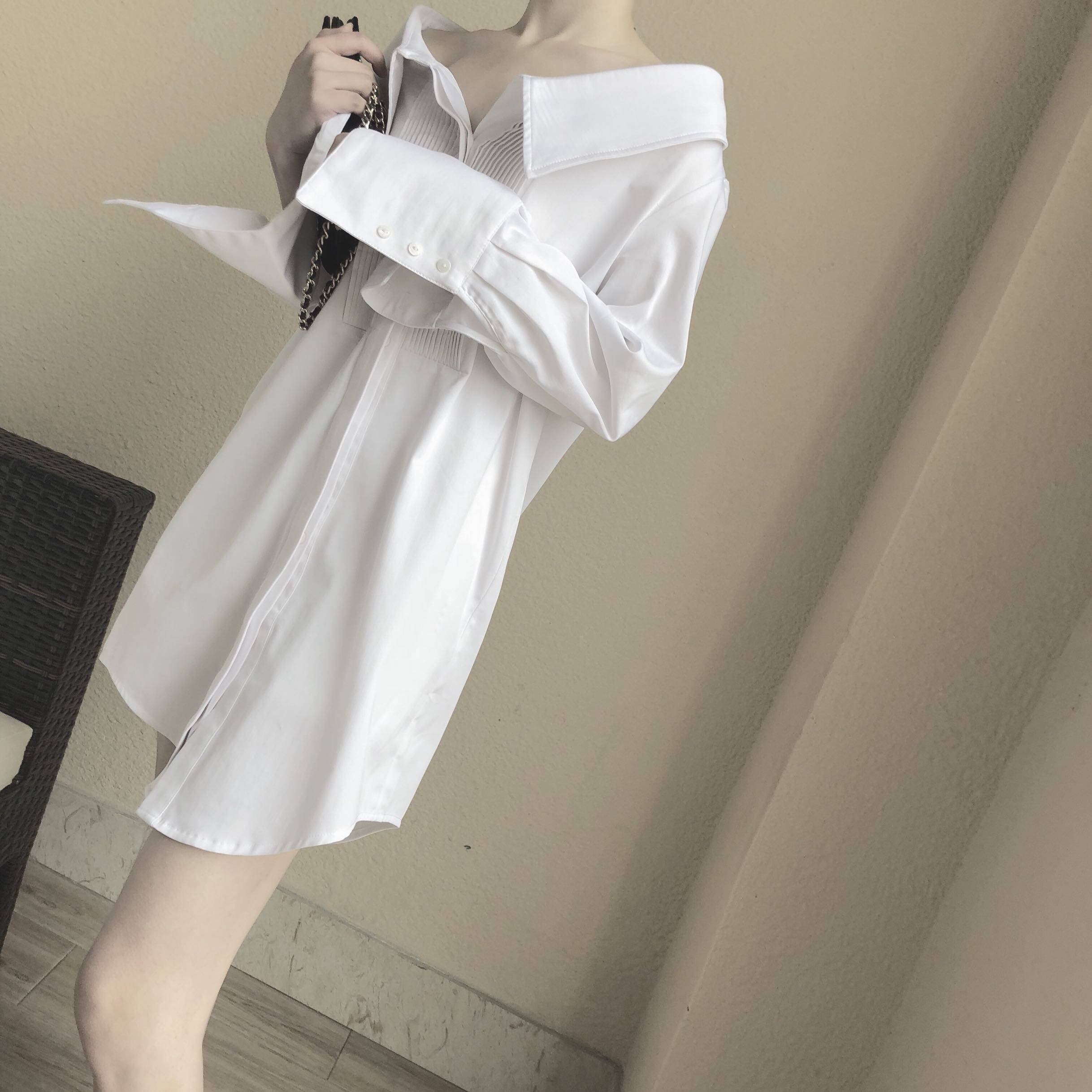 特价风衬衣_【wstudio】j0h@nn@ 0rtiz 白色睡衣风一字肩露肩长款衬衫