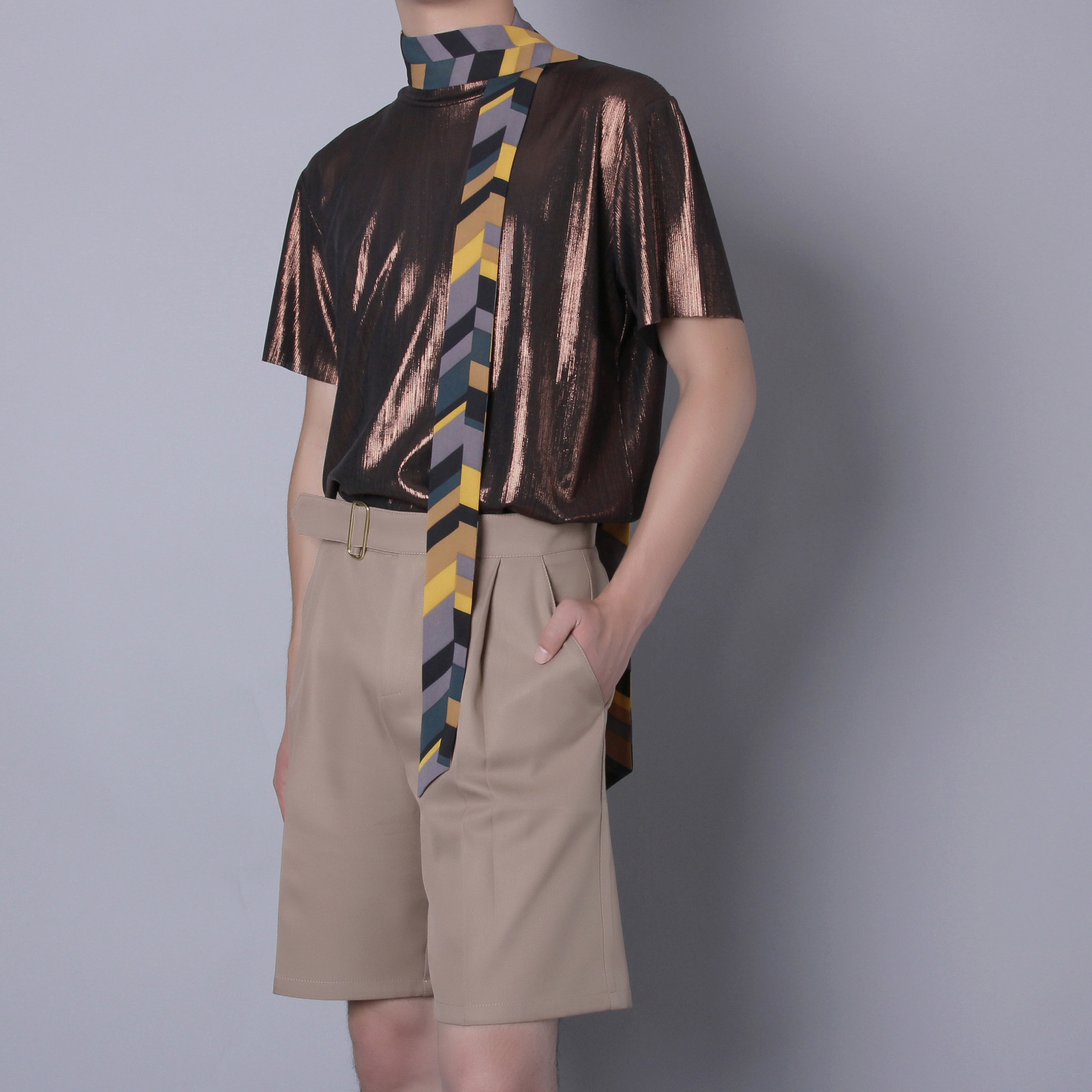 金属质感的衣服大多给人浓墨重彩的朋克风,好像乖乖的我们与他无缘.