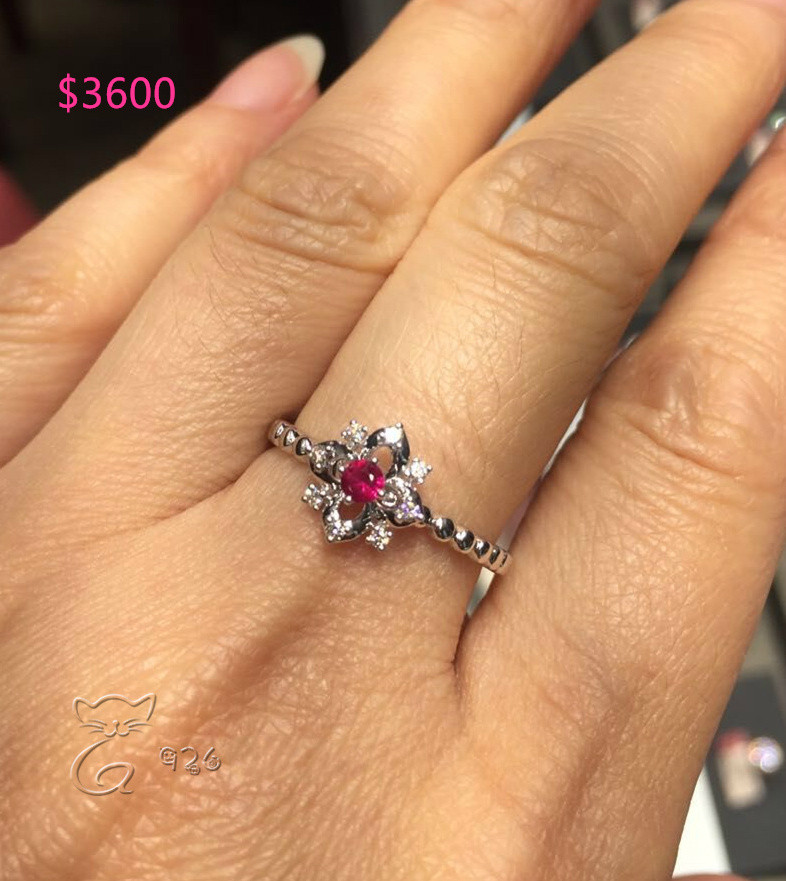 热销钻戒 周大福_926香港周大福专柜18k白金花朵碎钻戒指镶红宝石小心