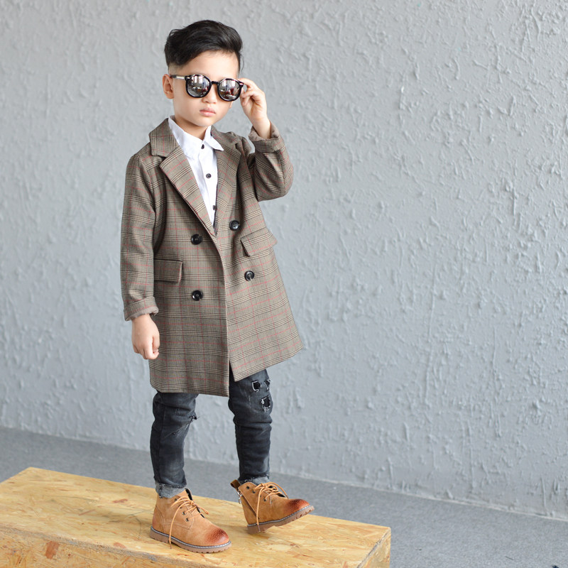 穿西装的小绅士,到哪儿都是焦点