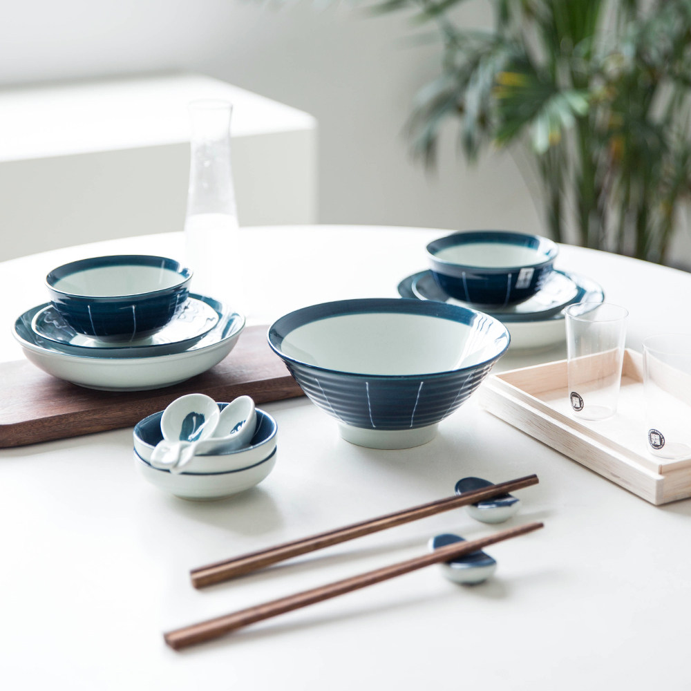这组别致古朴的墨兰系列日式餐具,经典的蓝白撞色非常出彩,从小巧的