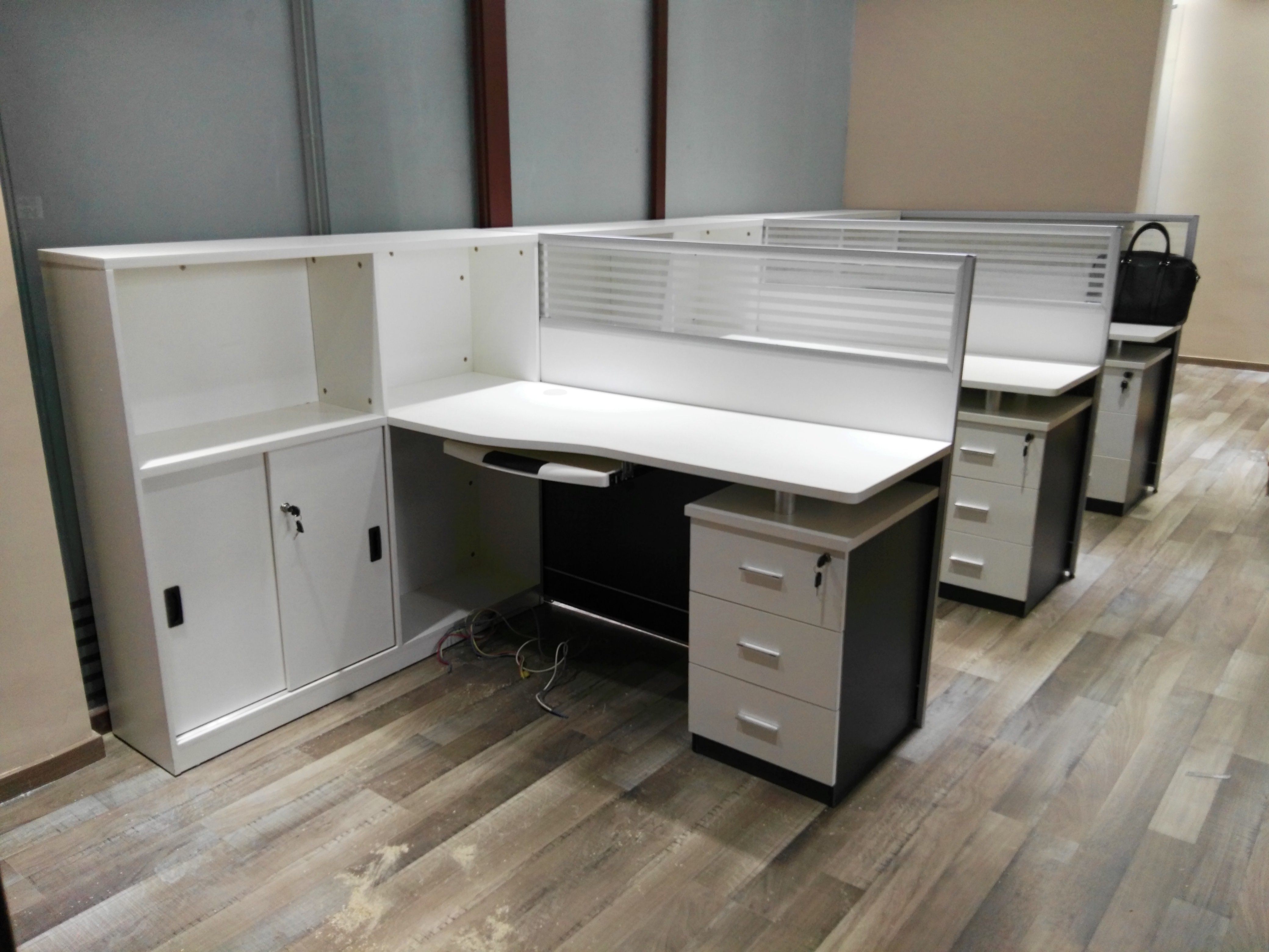 办公家具简约现代屏风卡座 2/4人位职员办公桌椅组合 财务工位桌