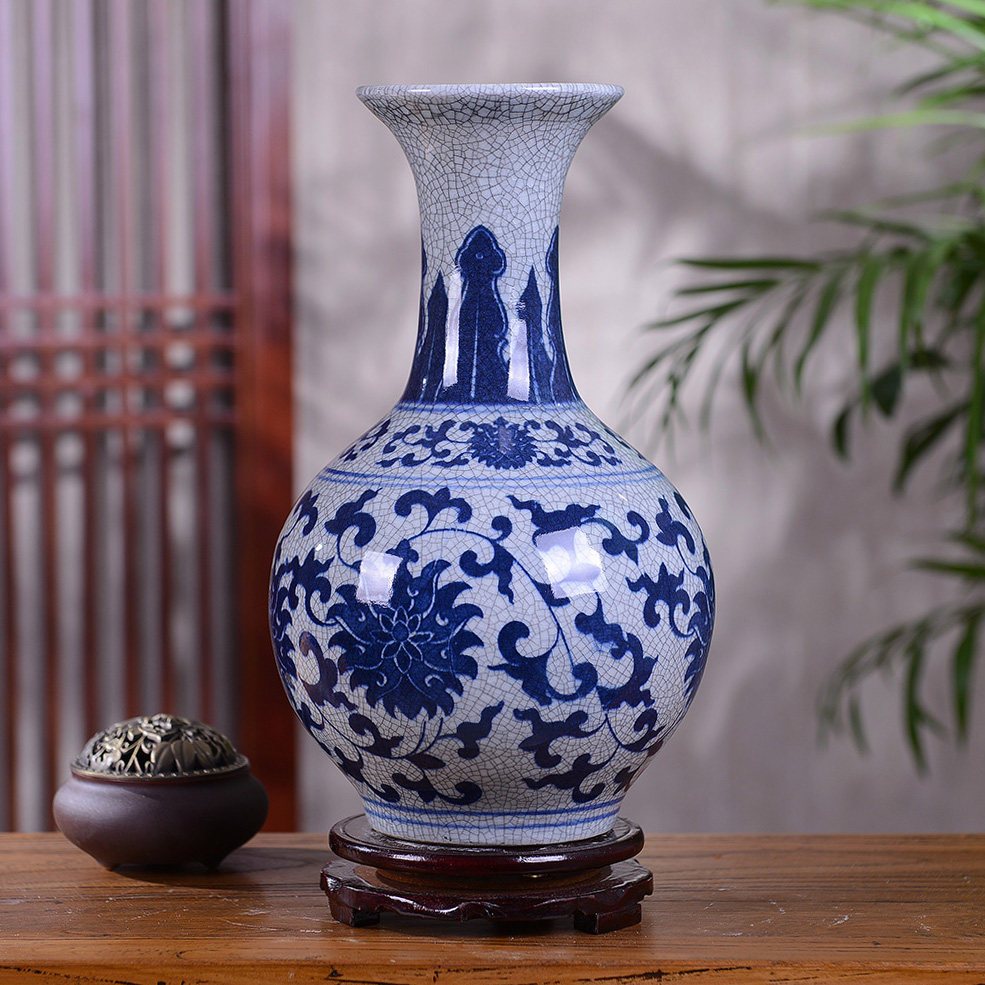 漂亮的花朵需要一款精致的花瓶来衬托