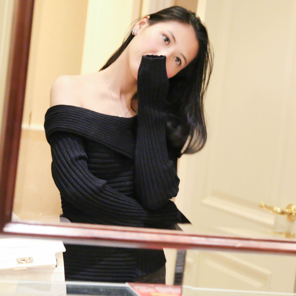 陈小溪2017秋冬装新款一字领套头针织衫黑色修身不对称露肩毛衣女