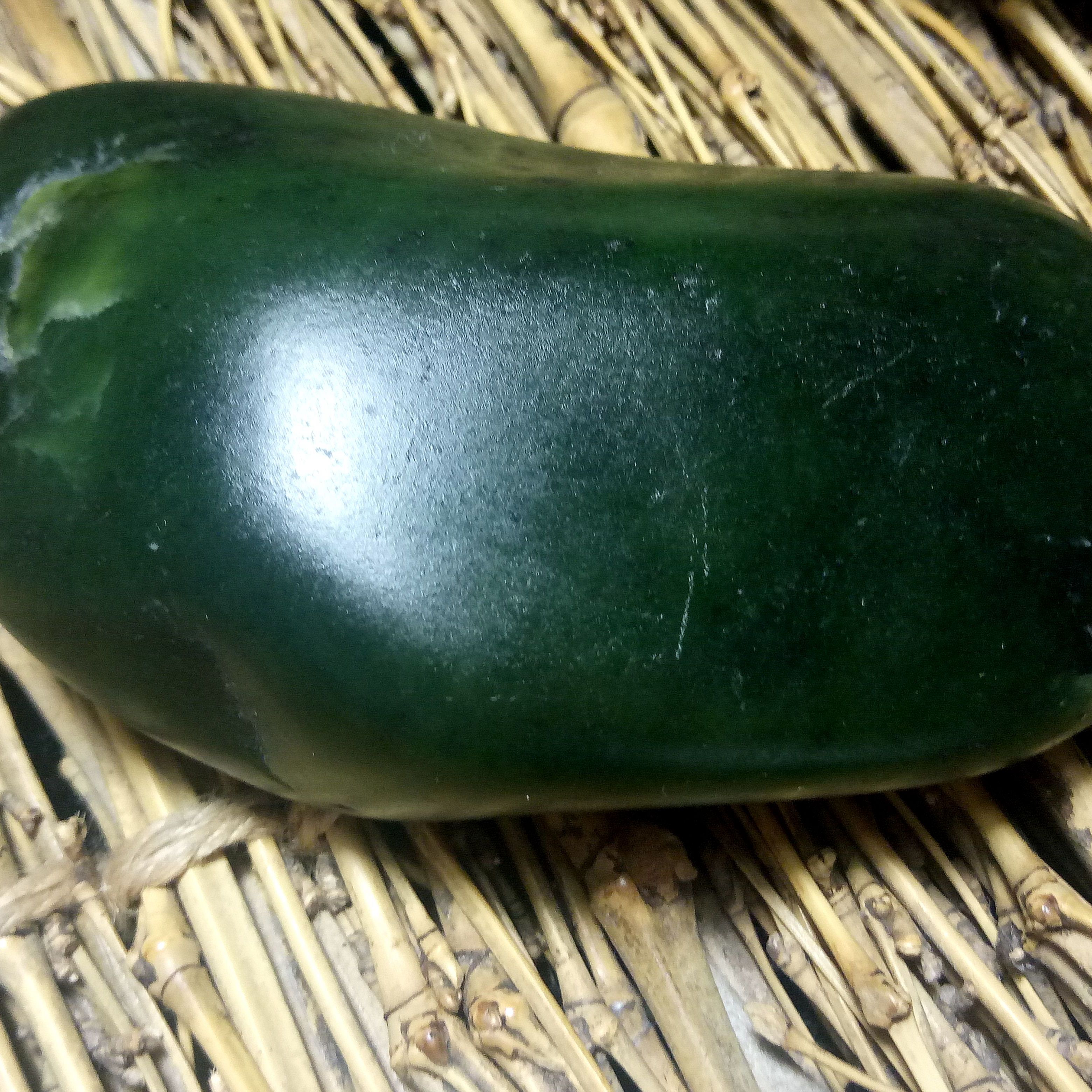 190g新疆和田玉龙河碧玉籽料原石手把件 老熟菠菜绿油润(结缘)