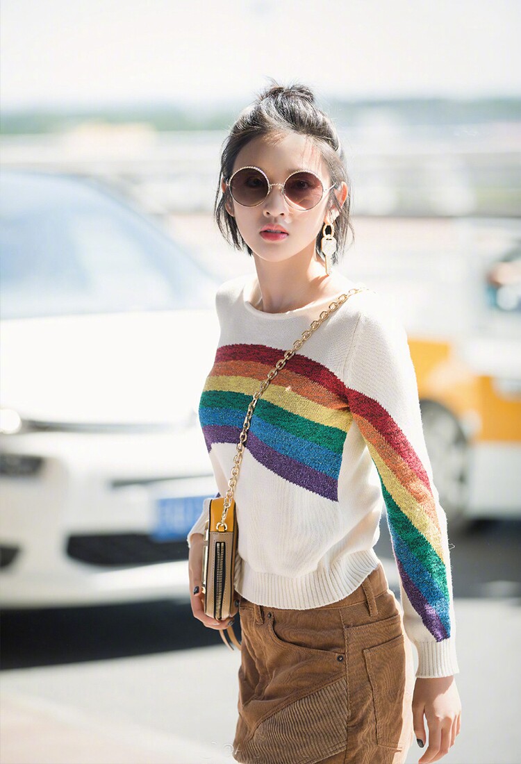 唐艺昕明星同款机场街拍彩虹色条纹撞色套头毛衣短款长袖针织衫女
