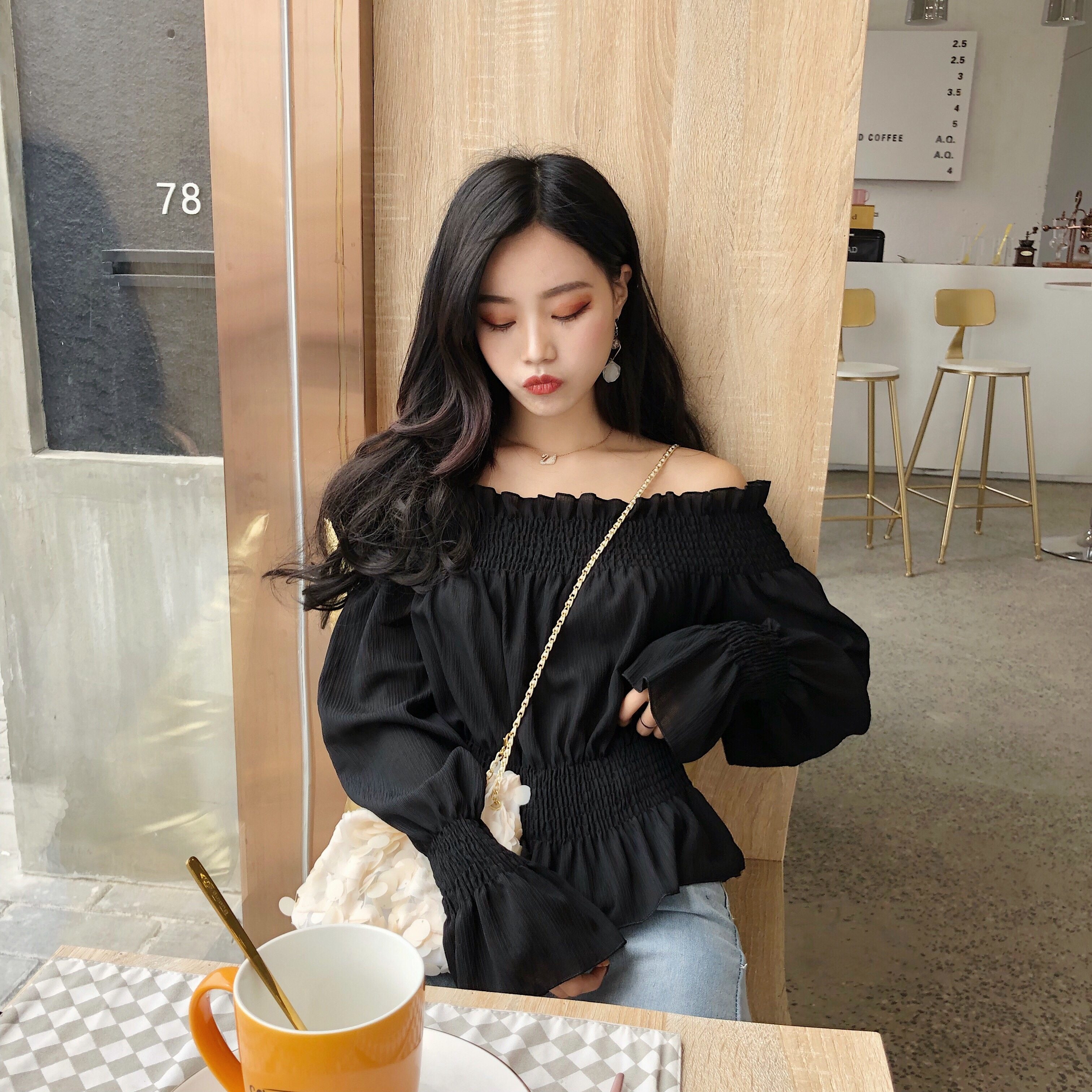 一字肩上衣长袖白色_秋装2018新款韩版甜美小清新仙气质漏锁骨上衣