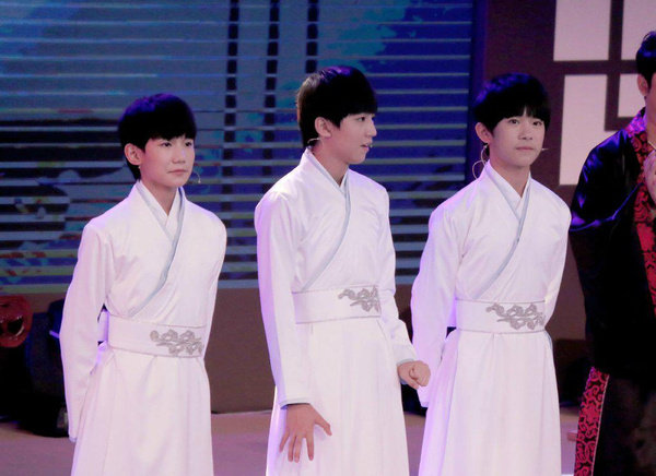 特价古装汉服演出服_古装舞台表演服tfboys同款汉服侠客服学生班服